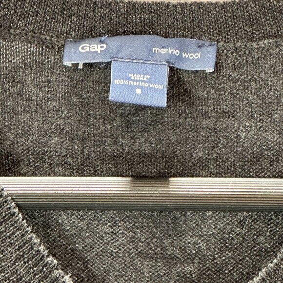 GAP Sweaters Mens Small  Charcoal Gray Merino Wool V Neck Ribbed Hem Cuffs - Picture 4 of 7